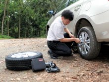 Tự vá vỏ tại chỗ bằng bộ kit mini: Nên hay không nên đối với xe ô tô?