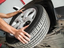 Thay lốp sơ cua và kích bình ắc quy ô tô tận nơi khi nào cần?