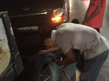 Xe hơi bị cán đinh giữa đêm nên làm gì?