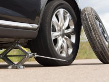 Dịch vụ vá vỏ xe lưu động TPHCM: Giải pháp cứu hộ lốp nhanh chóng 24/7