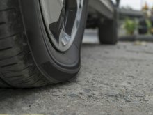 Lái xe khi lốp bị xẹp có nguy hiểm không?