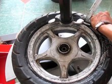 Vá vỏ không ruột giá bao nhiêu? Bảng giá và quy trình chi tiết 2026