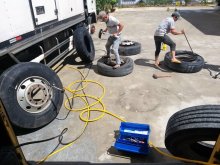 Ưu điểm và nhược điểm của dịch vụ vá vỏ ô tô lưu động so với garage truyền thống