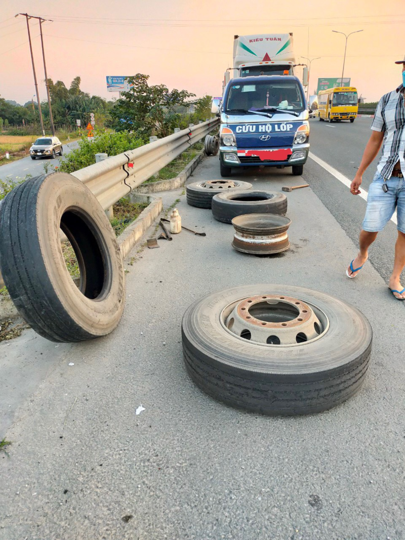 Kiểm tra lốp cán đinh