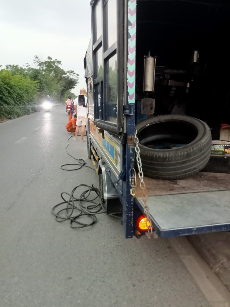 Xe tải vận chuyển vật liệu