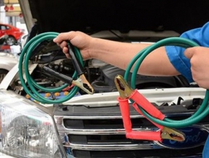 Dịch Vụ Kích Bình Ắc Quy Và Vá Vỏ Ô Tô Lưu Động 24/7 Tại TP.HCM