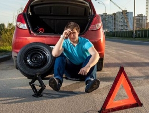 Hướng dẫn xử lý nhanh khi vỏ xe ô tô bị xì hơi giữa đường cao tốc