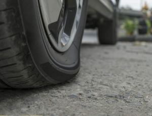 Lái xe khi lốp bị xẹp có nguy hiểm không?