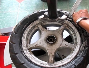 Vá vỏ không ruột giá bao nhiêu? Bảng giá và quy trình chi tiết 2026