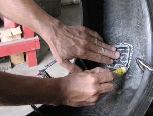 Vá vỏ nóng và vá vỏ lạnh cho ô tô: Cái nào bền hơn, tiết kiệm hơn?