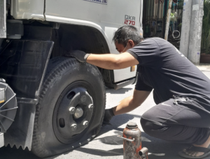 Vá Vỏ Ô Tô Lưu Động Gần Đây: Dịch Vụ Cứu Hộ Lốp Nhanh Chóng 24/7