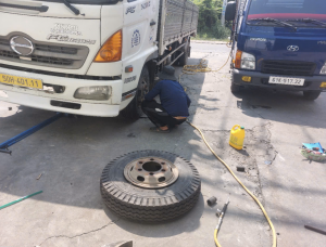 Vá Vỏ Di Động: Dịch Vụ Cứu Hộ Lốp Tận Nơi Chuyên Nghiệp & Giá Rẻ