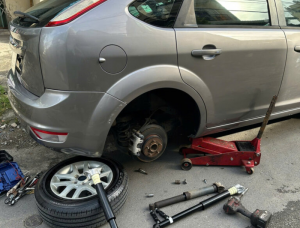 Vì sao xe thường bị thủng lốp khi đi qua khu công nghiệp và tuyến vận tải hàng hóa?