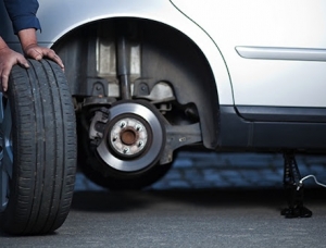 Bảng giá vá vỏ xe ô tô mới nhất và các phương pháp vá lốp chuyên nghiệp