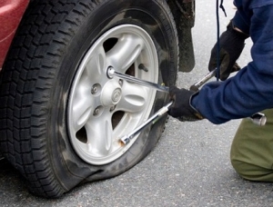 Vá vỏ lưu động ô tô: Giải pháp cứu hộ lốp tận nơi chuyên nghiệp 24/7